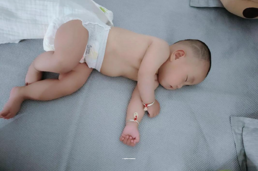 赤壁宝宝拍嗝的正确方法